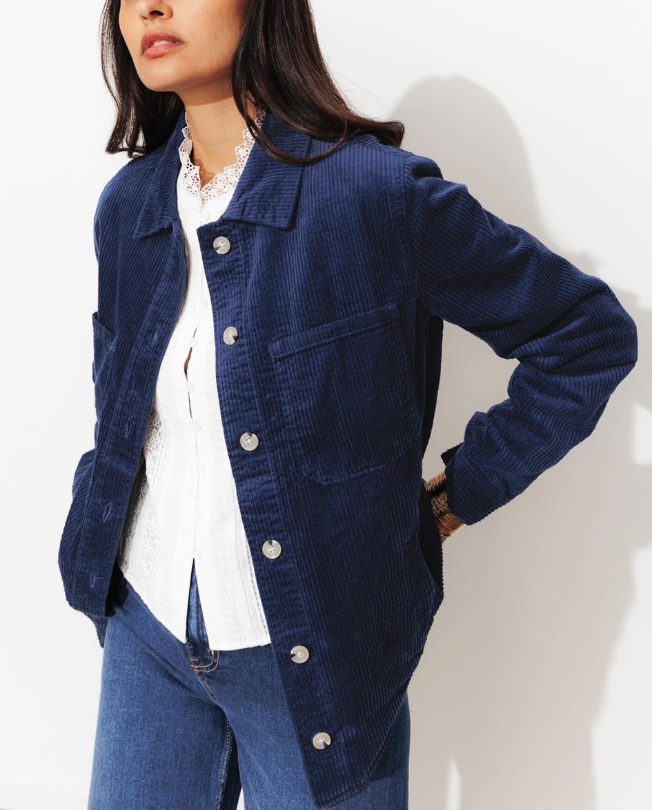 mannequin portant une veste surchemise velours.  100% Coton. Coupe droite. Col chemise. Ouverture boutonnée. 4 poches. Manches longues. Poignets boutonnés. Surpiqûres. Base arrondie