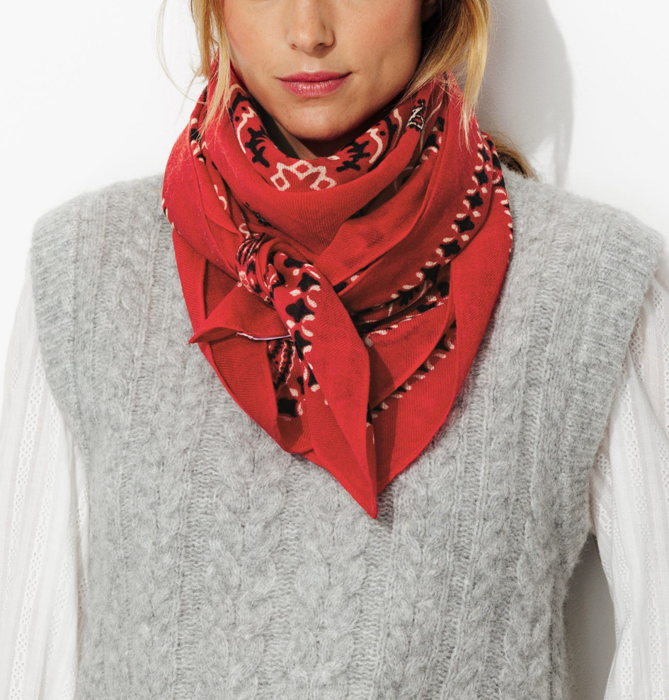 mannequin portant un foulard rouge avec un pull gris