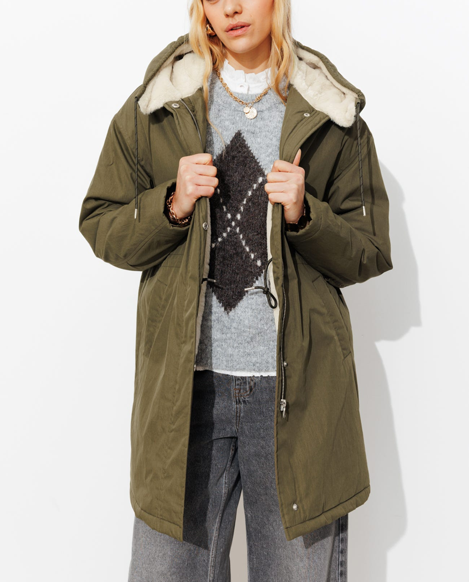 mannequin portant une parka fourrée à capuche Femme