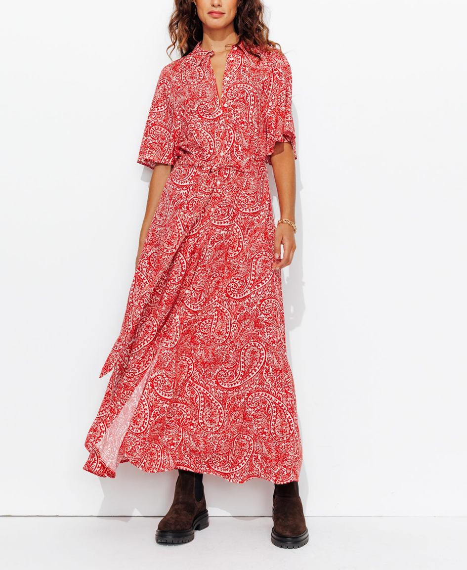 mannequin portant une robe-chemise imprimée mi longue
