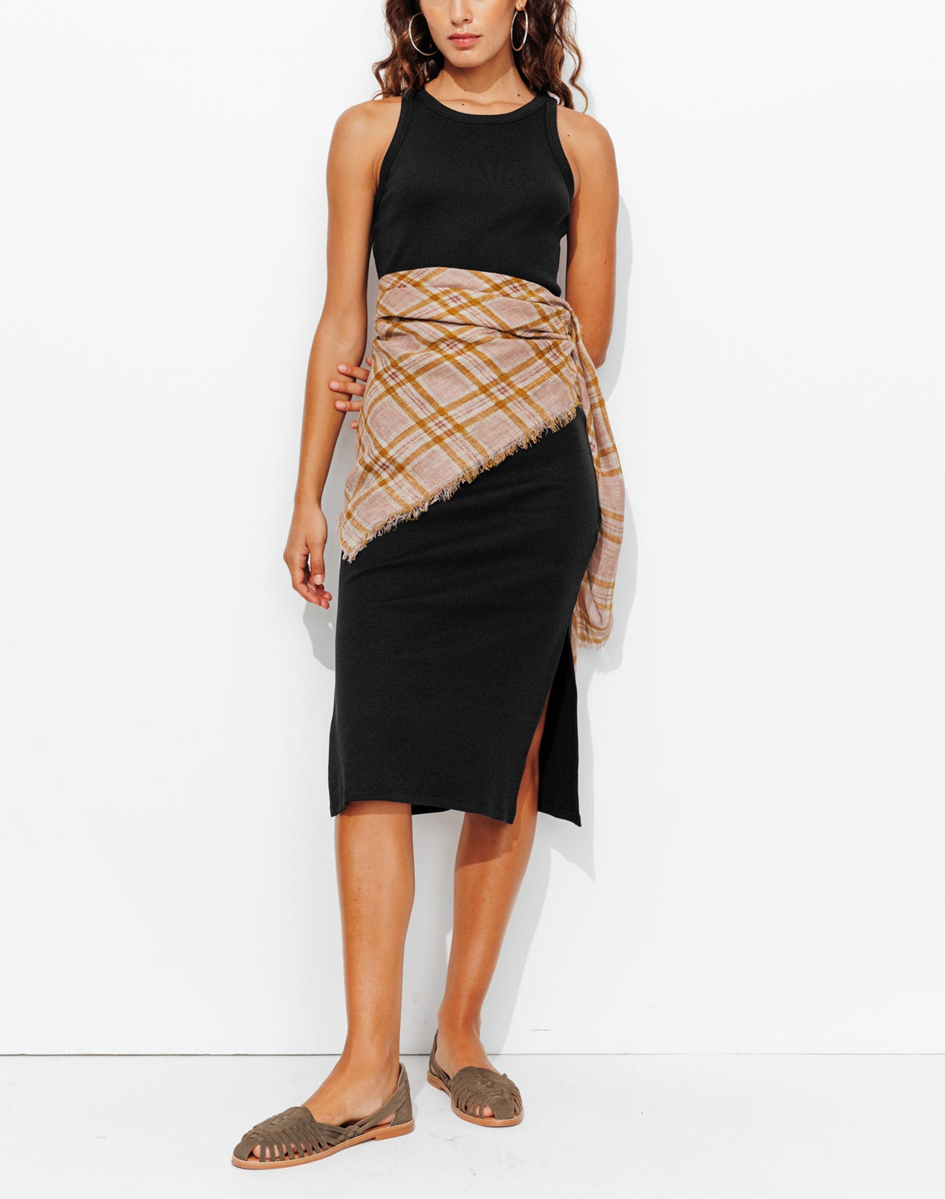 mannequin portant une robe débardeur noir avec un foulard en carreau autour de sa taille
