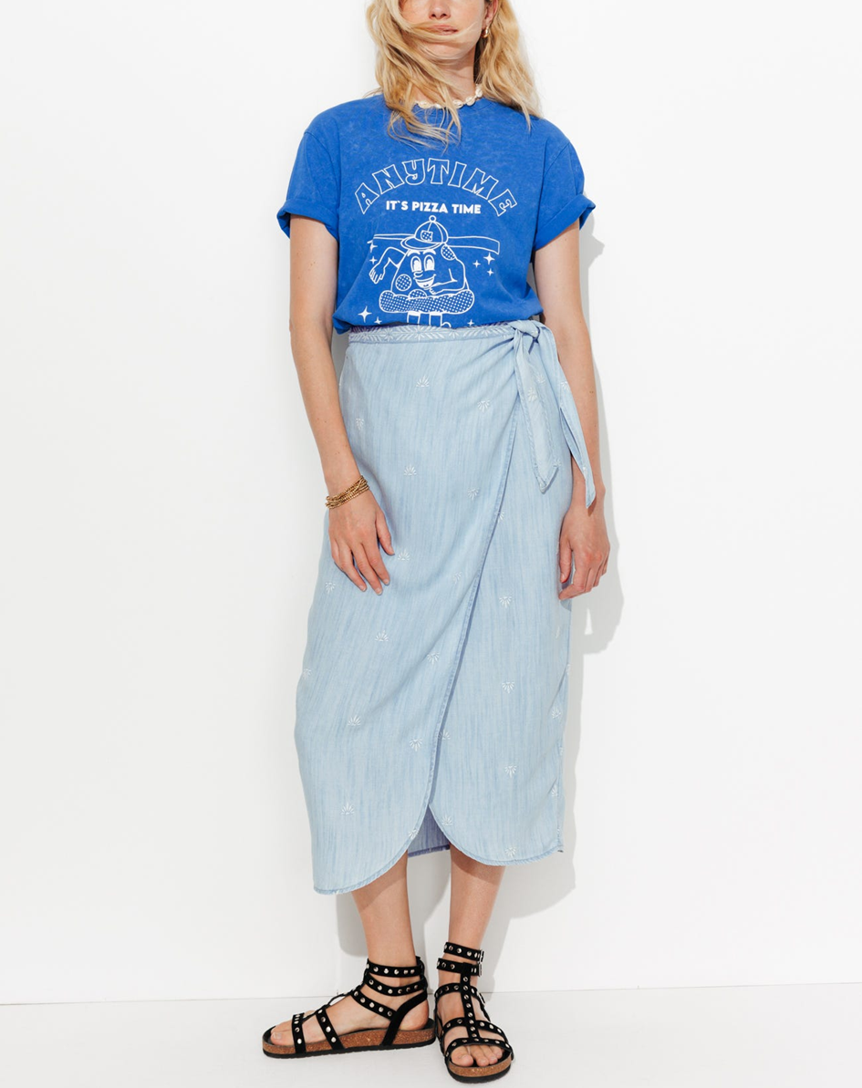 mannequin portant une jupe longue portefeuille, avec un t-shirt 