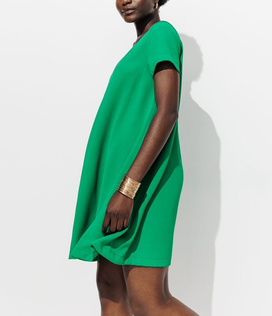 mannequin portant une robe courte unie eco-conçue