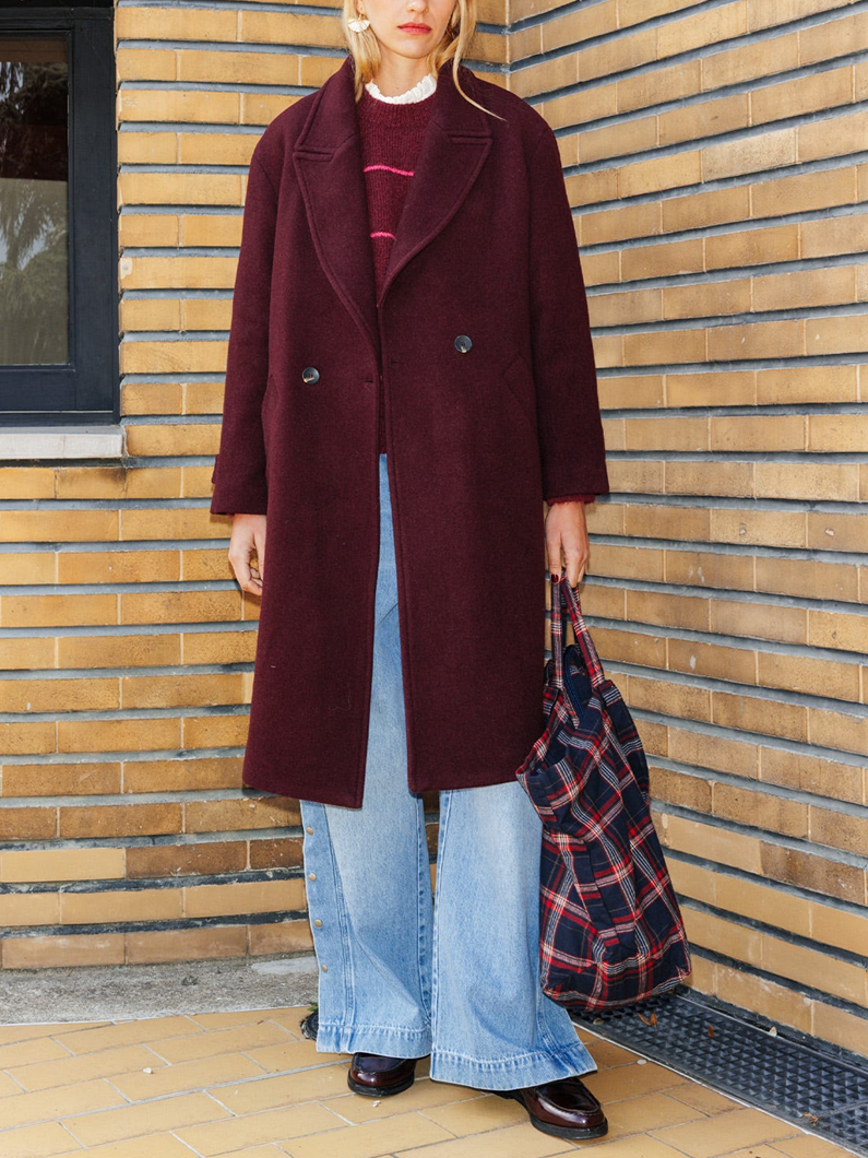 mannequin portant un manteau long bordeaux