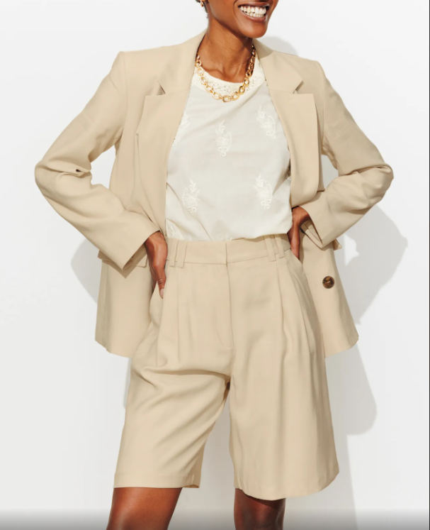 Le tailleur bermuda femme : la nouvelle tendance