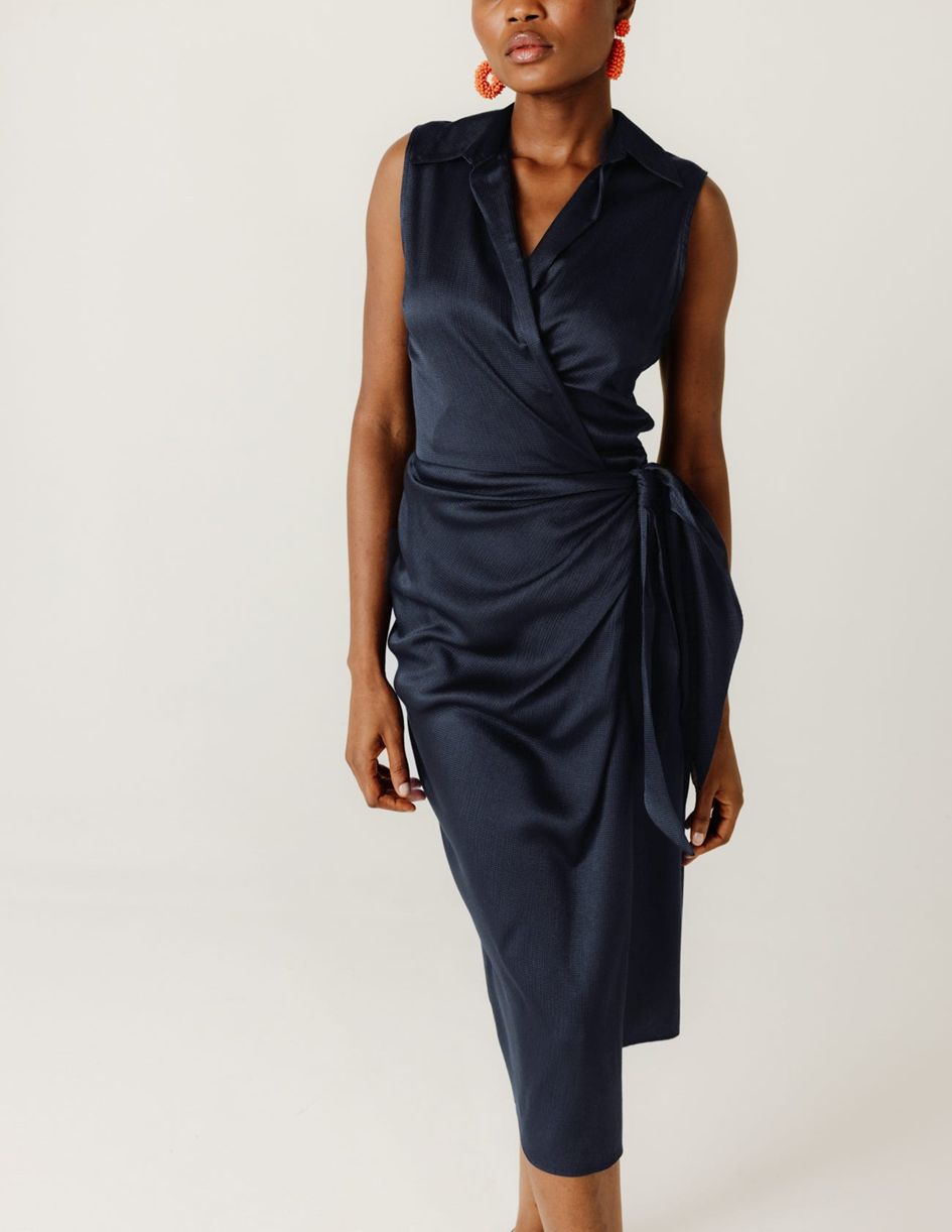 mannequin portant une robe portefeuille bleu nuit