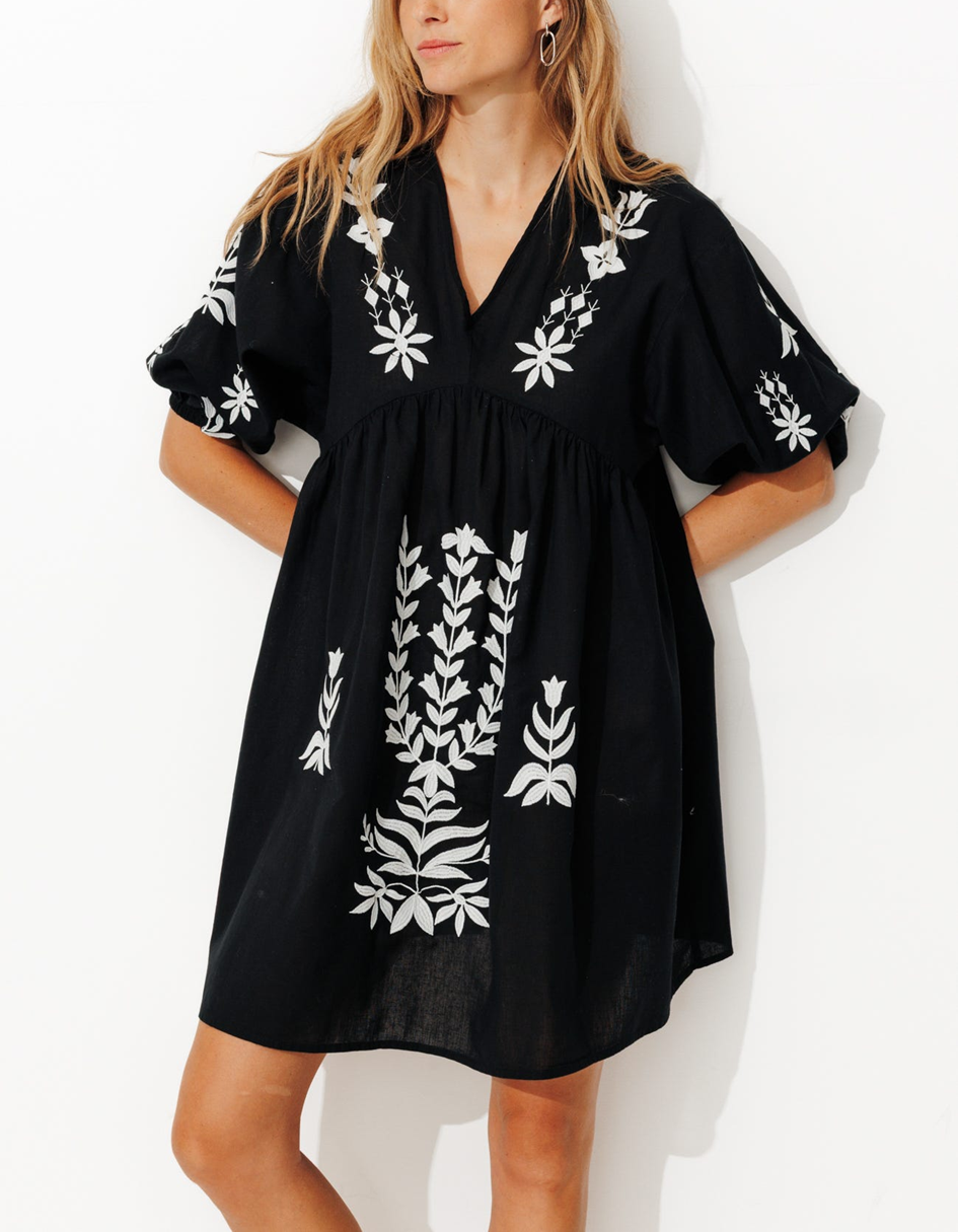 mannequin portant une robe courte bordée avec 90% coton et 10% de lin