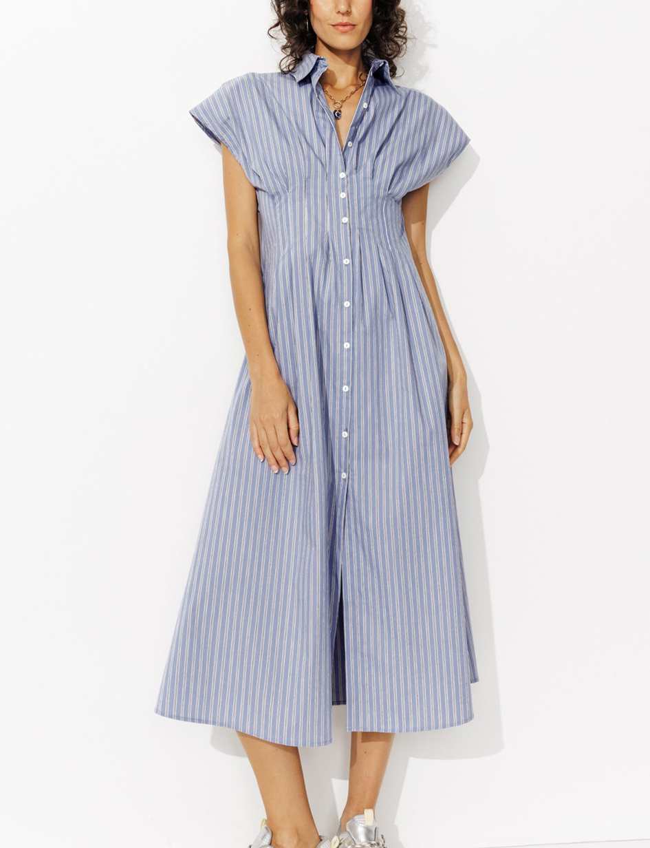 mannequin portant une robe-chemise midi structuré éco-conçu 