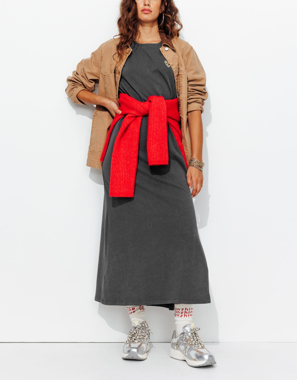 mannequin portant une robe t-shirt coeur léopard avec une veste en jean et une pull noué autour de sa taille 