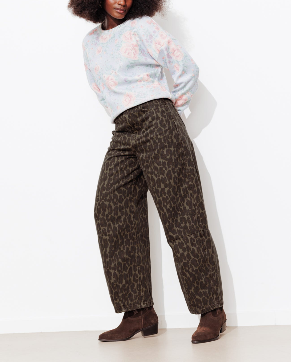 mannequin portant un pantalon barrel léopard, avec un pull fleuri