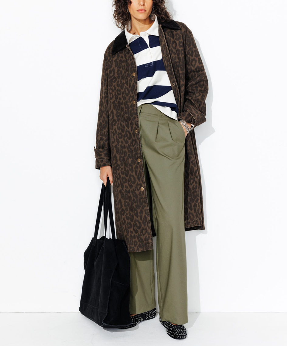 mannequin portant un pantalon large mixé avec une veste longue en toile léopard 